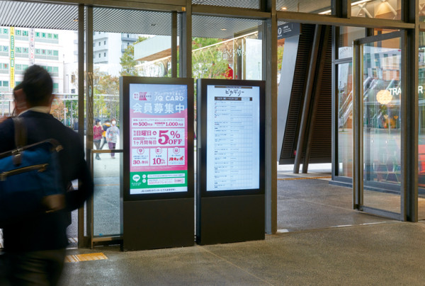 写真：熊本駅のコンコースにもサイネージを配置し施設への誘引を図る