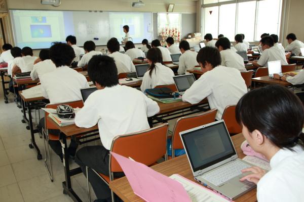 写真：情報科学科の学生がハイブリッドモバイルCF-AX2を各種資格取得に向けたeラーニングや、プログラミング実習、さらに大学等進路情報の検索にと、幅広くご活用