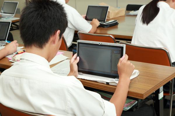 写真：ディスプレイを回転させて、タブレットスタイルで使用している生徒も。