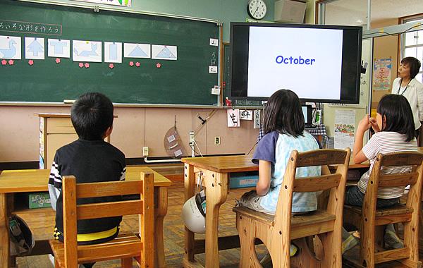 写真：吉野小学校様では英語教育にも力を入れている。ちょっとした時間を活用して、単語帳コンテンツを使用。ICTシステムが教室に常設されているので、すぐ使用でき、時間を有効的に使える。