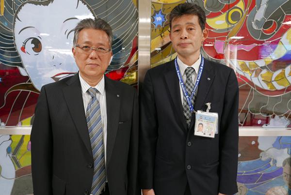 写真：北陸エアターミナルビル株式会社 取締役 東出様(左) 総務部 総務企画課長 澤守様(右)