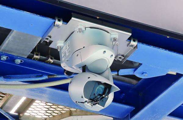 写真：ハウジング不要で設置可能なAW-HR140を大型映像表示装置の下に取り付け