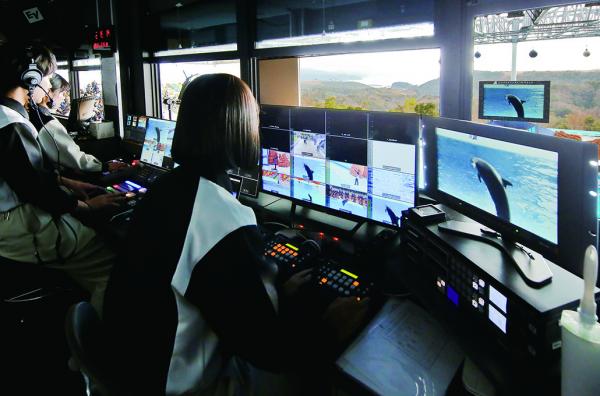 写真：コントロールルームでは2台のリモートカメラコントローラーAW-RP50でカメラ操作