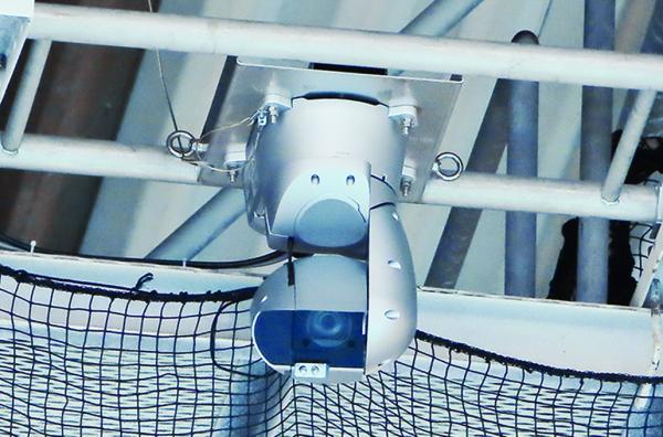写真： 天井に設置されたAW-HR140は会場の端から端まで撮影可能
