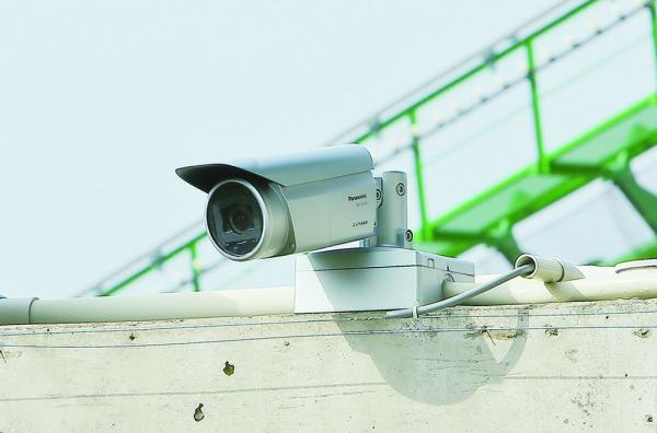 写真：屋外ハウジング一体型カメラは観覧スペースに向けて 設置し来園者の安全を確認