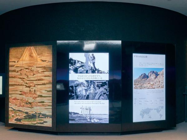 「聖なる山」ではマルチスクリーンの他にも70V型大画面ディスプレイ（中央）が富士山への信仰に関する映像を表示