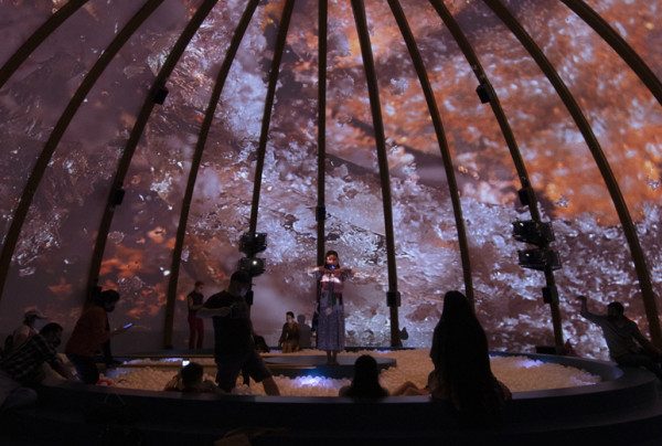 写真：高輝度、高精細、高コントラスト映像が来場者を圧倒