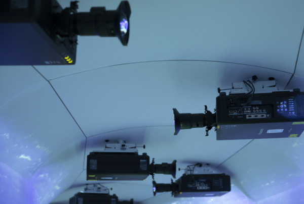 写真：超短焦点レンズET-DLE020