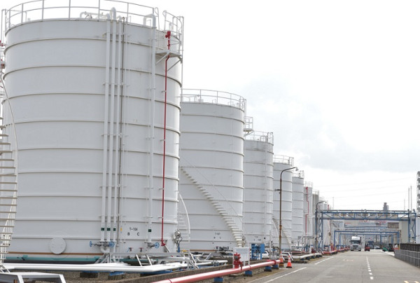 写真：石油製品、石油化学製品、油脂などの液体危険物タンクが立ち並ぶ敷地内