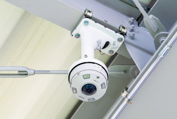 写真：天井に設置された全方位カメラ