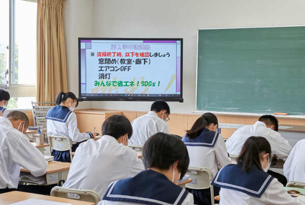 写真：教室の後方からも電子黒板の内容が明るく見えやすい