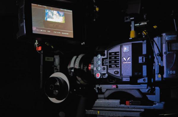 写真：メインカメラはVARICAM LTを使用してドルビーシネマを意識した４K撮影が行われました。特に暗部での撮影ではデュアルネイティブISOで、ISO5000に減感して撮影。