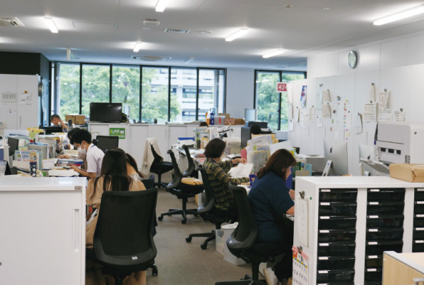 写真：高知市役所で働く職員の皆様の様子