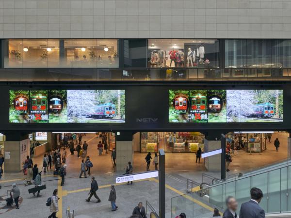写真：B1から8Fまでの高さを吹き抜ける大空間『なんばガレリア』に設置した大型サイネージ