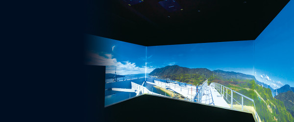 写真：壁3面に映し出される来島海峡大橋の塔頂から撮影されたダイナミックな映像