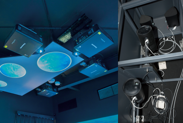 写真：単焦点レンズを搭載したプロジェクターが天井に設置されている様子（左）スペースプレイヤーによる天井へのマッピングの様子（右）