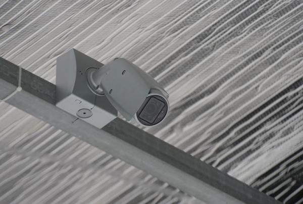 写真：競技場の天井にある支柱に設置されたフルHD屋外ハウジング一体型ネットワークカメラ（定点） WV-S1511LNJ