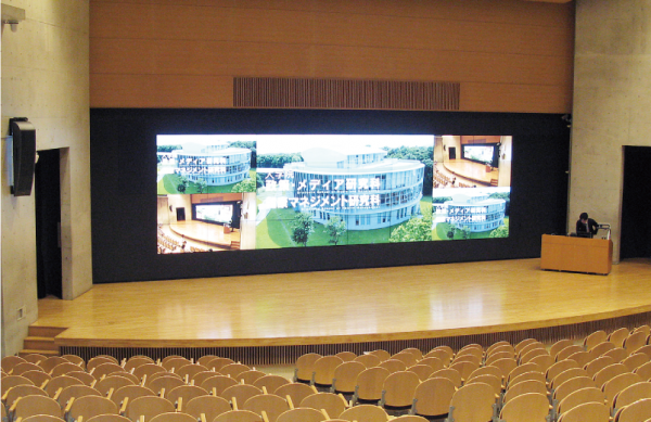 写真：大講義室に設置されたマルチスクリーン