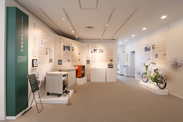 溶接機と、今年度「未来技術遺産」に登録された日本初の電気自転車