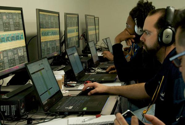 写真：オペレーター1名とノートパソコン1台で、8台のAW-UE70W/Kをモニタリング