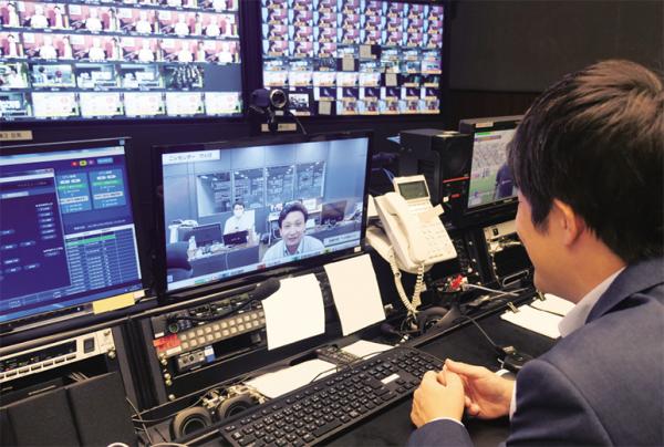 写真：操作卓からビデオ会議システムHDコム を使用して放送センターを含む拠点間の コミュニケーションが可能