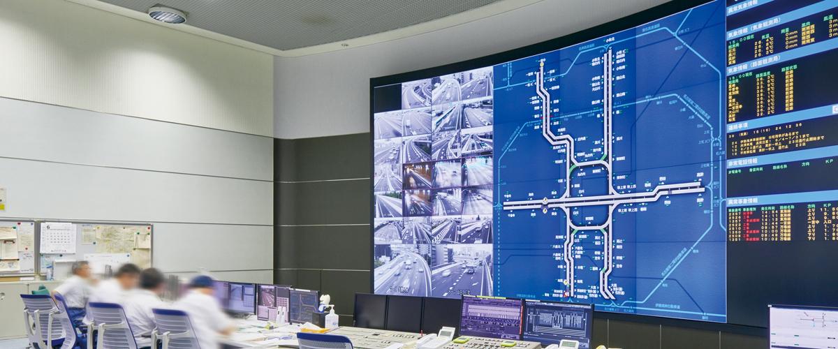 写真：交通管制室の大型表示装置のプロジェクター