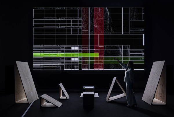 写真：350インチの巨大スクリーン