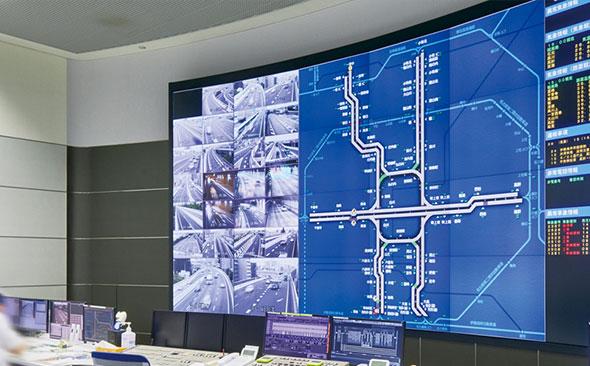 写真：交通管制室の大型表示装置のプロジェクター
