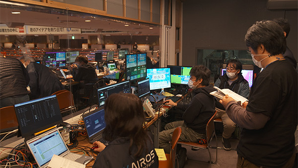 写真：最低限のスタッフでライブ配信を実施