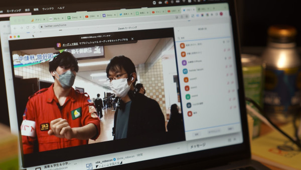 写真：会場を自由に動き回る中継チーム
