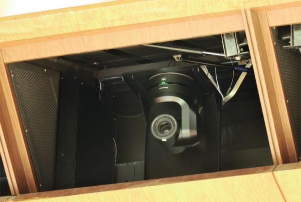 写真：ホール2階客席先端に設置された4K インテグレーテッドカメラAW-UE150K