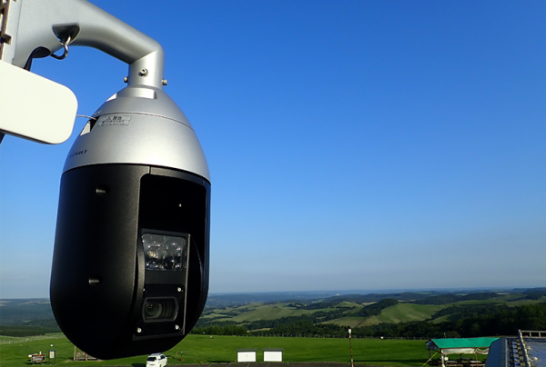 写真：牧場を見渡す900草原展望台のPTZカメラ。夜間の視認性も高い