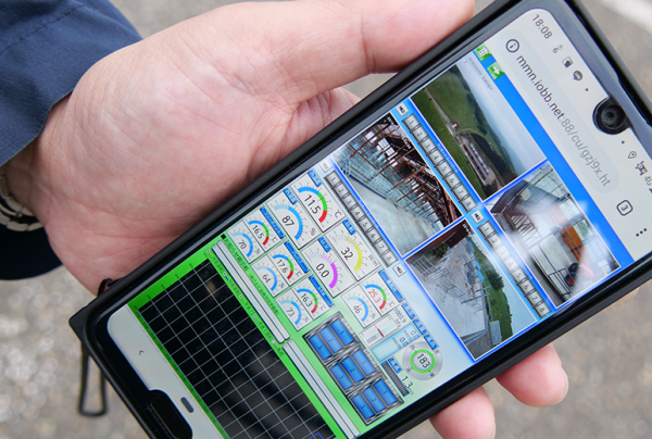 写真：外出していてもスマートフォンから牛舎の様子やデータが確認可能