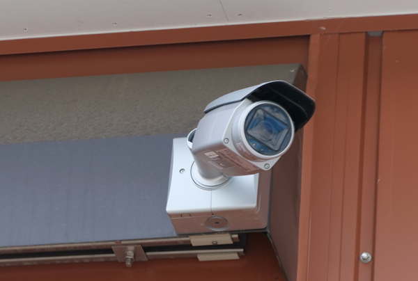 写真：牛舎の外を監視するHD屋外ハウジング一体型ネットワークカメラWV-S1511LNJ