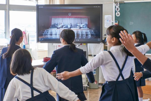 写真：学修発表会の練習風景。以前に撮影した映像を映し出しながら演技の練習を行っている児童。