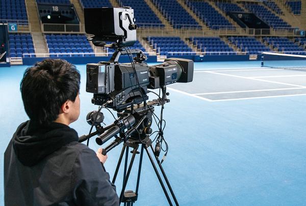  写真：有明コロシアムのテニスコート横から撮影しているカメラレコーダーAJ-PX5100GJ。