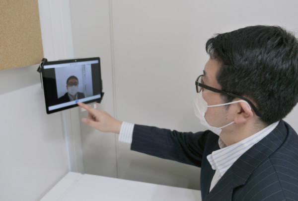 写真：入り口での利用操作後に席について改めて 顔認証を実施