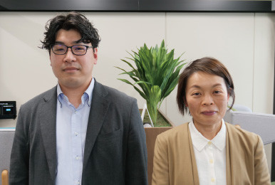 写真：佐賀市 経済部 工業振興課 竹下 揚子 様（写真右） 株式会社とっぺん 事業管理部 xRプロデューサー 石丸 凌 様（写真左）