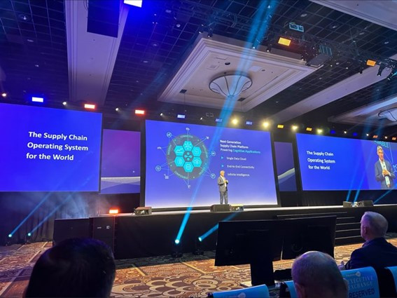 Blue Yonder CEO Duncan Angoveさんがメインステージに登壇し、ビジョンを披露しました