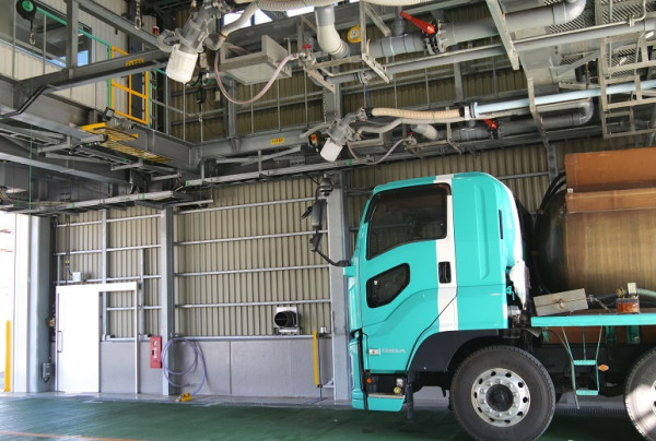 写真：充てん場に入庫時、AIネットワークカメラが車両 ナンバーを認識