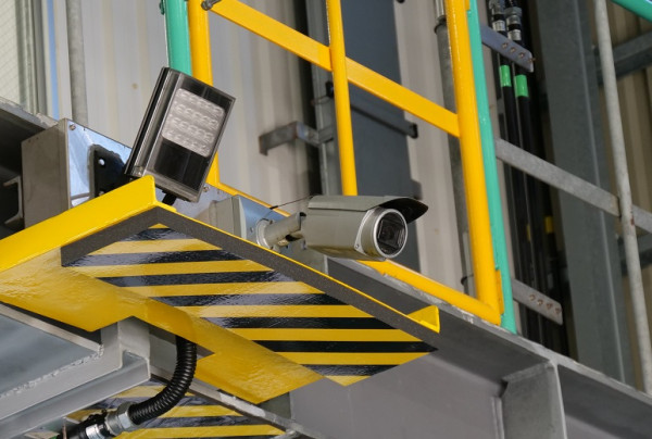 写真：ナンバー認識用AIネットワークカメラ