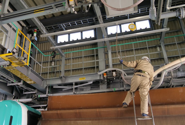 写真：ドライバーは充てんホースをタンクにつなぎ、ナンバー認識ボタンを押す