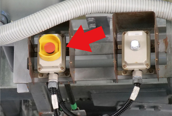 写真：ナンバー認識ボタン（赤矢印）