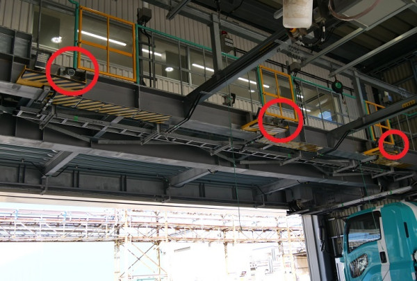 写真：各レーンごとに設置された3台のAIネットワークカメラ