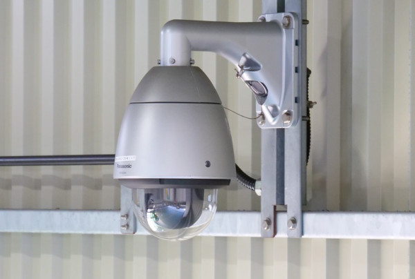 写真：充てん場内をモニタリングするPTZカメラ