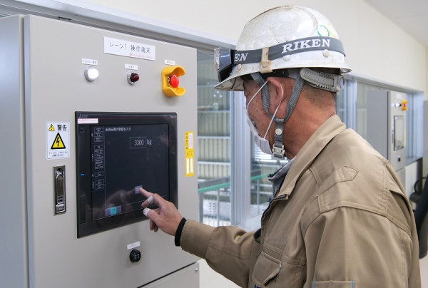 写真：充てん操作の様子