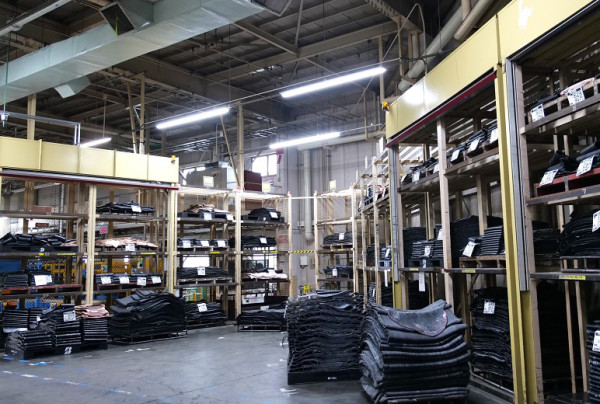 写真：広い技術センター内で何か所もある“練ゴム”収納棚