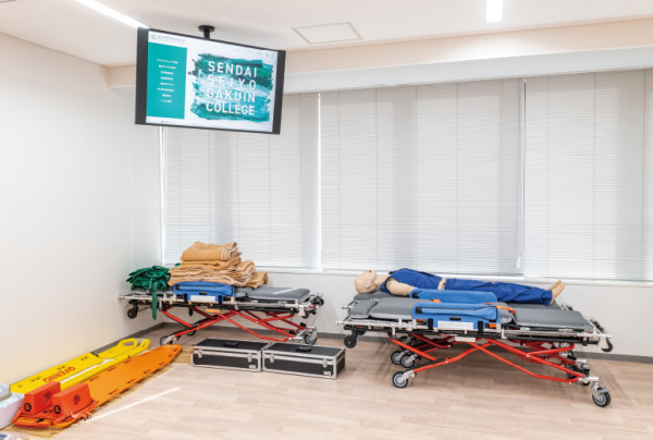 写真：救急救命学科の実習に使用される救急救命実習室にもTH-50EQ2Jを2台設置