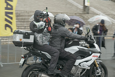 ケーブルレスによりオートバイからの迫力ある移動映像のライブ配信を実現