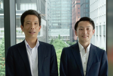 写真；日本郵便株式会社 輸送部長 内田 豊己様（写真左） 輸送部 係長 近野 裕樹様（写真右）